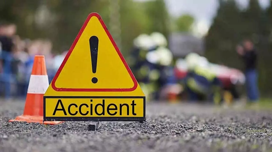 Indore : क्रेन ने 3 साल के बच्चे को कुचलकर मार डाला Indore : क्रेन ने 3 साल के बच्चे को कुचलकर मार डाला