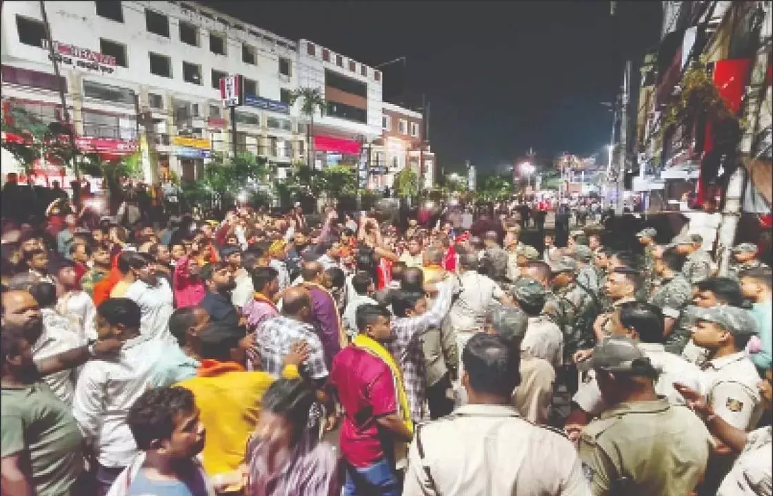 कटक में दशहरा विसर्जन हिंसक हो गया; समूह संघर्ष में DCP समेत 6 घायल कटक में दशहरा विसर्जन हिंसक हो गया; समूह संघर्ष में DCP समेत 6 घायल