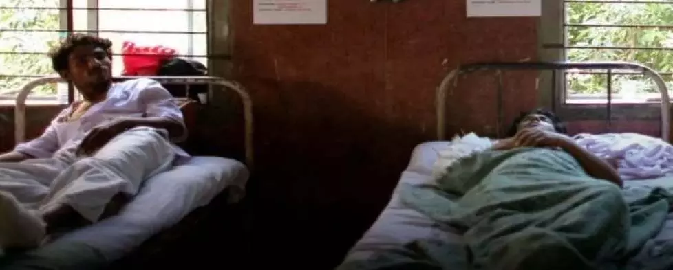 हॉस्पिटल में बिजली गुल के दौरान सर्जरी, मोबाइल टॉर्च के सहारे ईलाज हॉस्पिटल में बिजली गुल के दौरान सर्जरी, मोबाइल टॉर्च के सहारे ईलाज