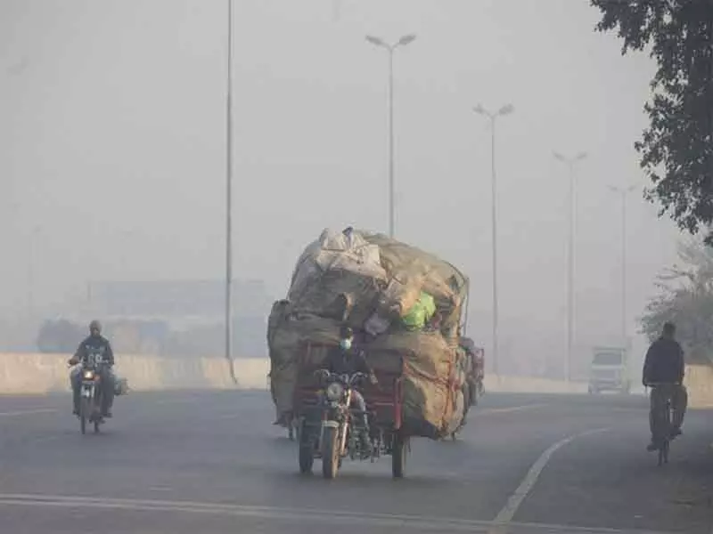 सड़क सुरक्षा के लिए सिंध सरकार ने ट्रैफिक उल्लंघन पर लगाया भारी जुर्माना सड़क सुरक्षा के लिए सिंध सरकार ने ट्रैफिक उल्लंघन पर लगाया भारी जुर्माना