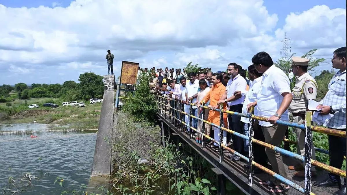 Maharashtra: मत्स्य पालन मंत्री ने मराठवाड़ा में भारी बारिश के बाद मछुआरों को राहत का आश्वासन दिया Maharashtra: मत्स्य पालन मंत्री ने मराठवाड़ा में भारी बारिश के बाद मछुआरों को राहत का आश्वासन दिया