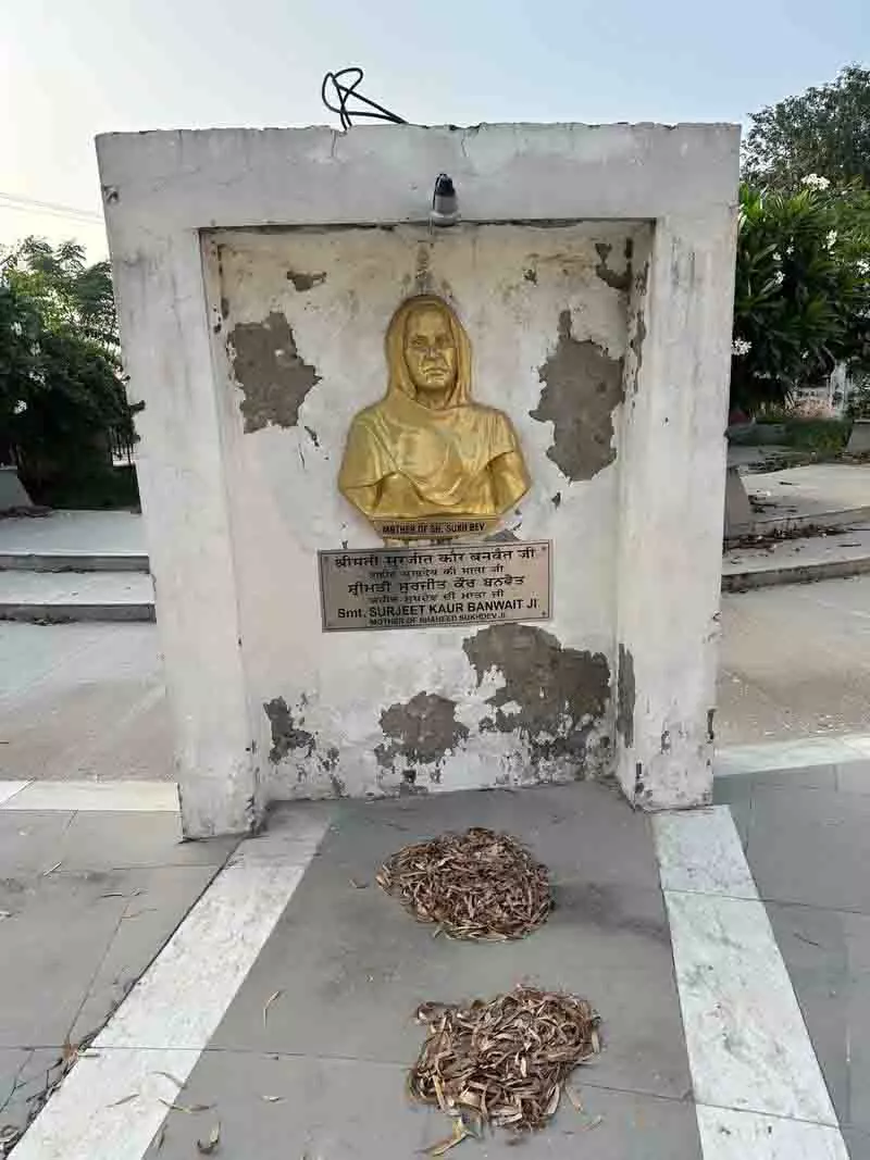 Bhagat Singh की मां का स्मारक खंडहर में, ग्रामीणों ने सरकार से कार्रवाई का आग्रह किया Bhagat Singh की मां का स्मारक खंडहर में, ग्रामीणों ने सरकार से कार्रवाई का आग्रह किया
