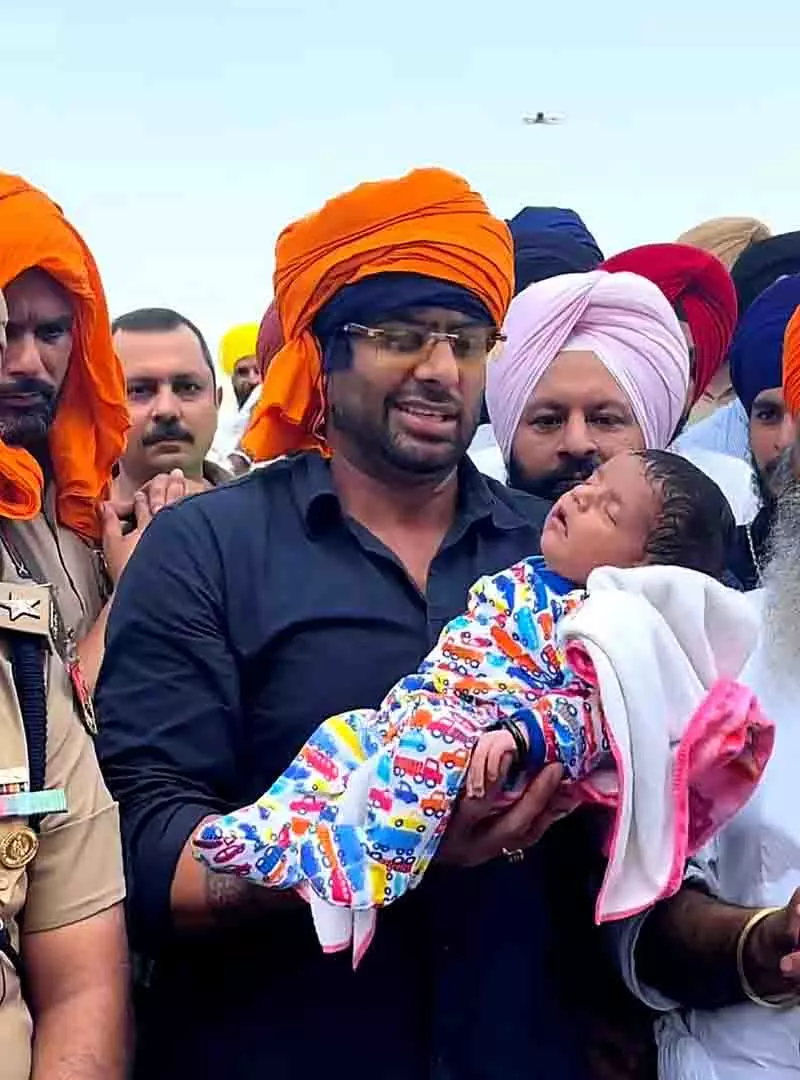 Mankirt Aulakh और स्थानीय लोगों ने बाढ़ प्रभावित परिवार को जमीन और आश्रय देने के लिए हाथ मिलाया Mankirt Aulakh और स्थानीय लोगों ने बाढ़ प्रभावित परिवार को जमीन और आश्रय देने के लिए हाथ मिलाया