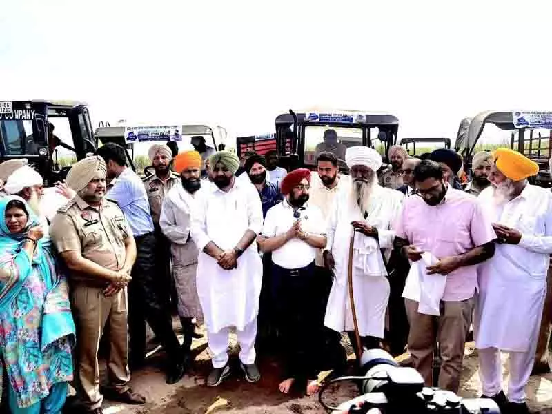 MP विक्रमजीत सिंह साहनी ने डेरा बाबा नानक के बाढ़ प्रभावित गांवों में पुनर्वास कार्यों का निरीक्षण किया MP विक्रमजीत सिंह साहनी ने डेरा बाबा नानक के बाढ़ प्रभावित गांवों में पुनर्वास कार्यों का निरीक्षण किया