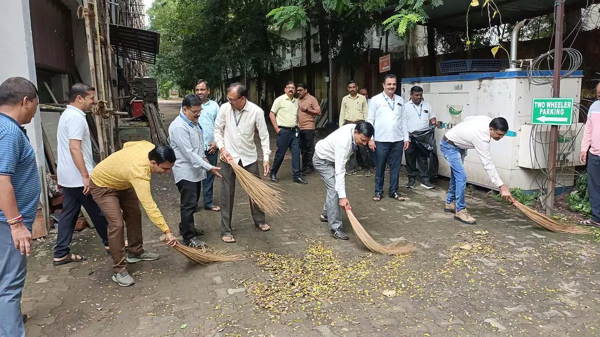 Nashik : आदिवासी विकास विभाग ने स्वच्छता अभियान चलाया Nashik : आदिवासी विकास विभाग ने स्वच्छता अभियान चलाया