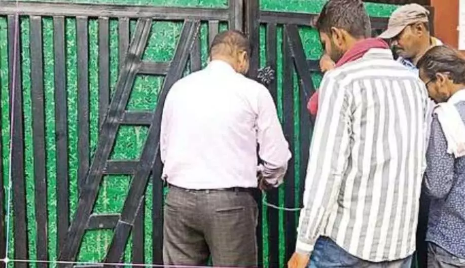 ओयो होटल को निगम ने किया सील, महिला पर सेक्स रैकेट चलाने का आरोप ओयो होटल को निगम ने किया सील, महिला पर सेक्स रैकेट चलाने का आरोप