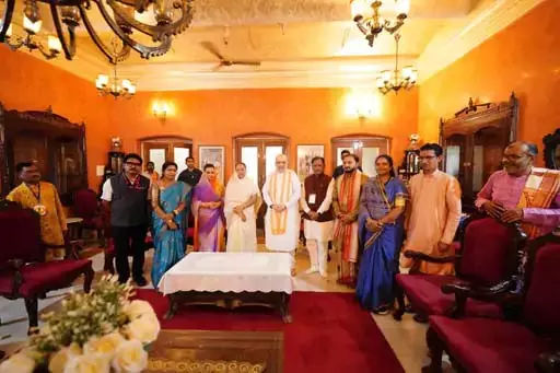 अमित शाह ने बस्तर के राज परिवार से की मुलाकात अमित शाह ने बस्तर के राज परिवार से की मुलाकात