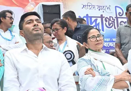 2026 के बंगाल चुनावों पर नजर, टीएमसी कल से शुरू करेगी ब्लॉक-स्तरीय अभियान 2026 के बंगाल चुनावों पर नजर, टीएमसी कल से शुरू करेगी ब्लॉक-स्तरीय अभियान
