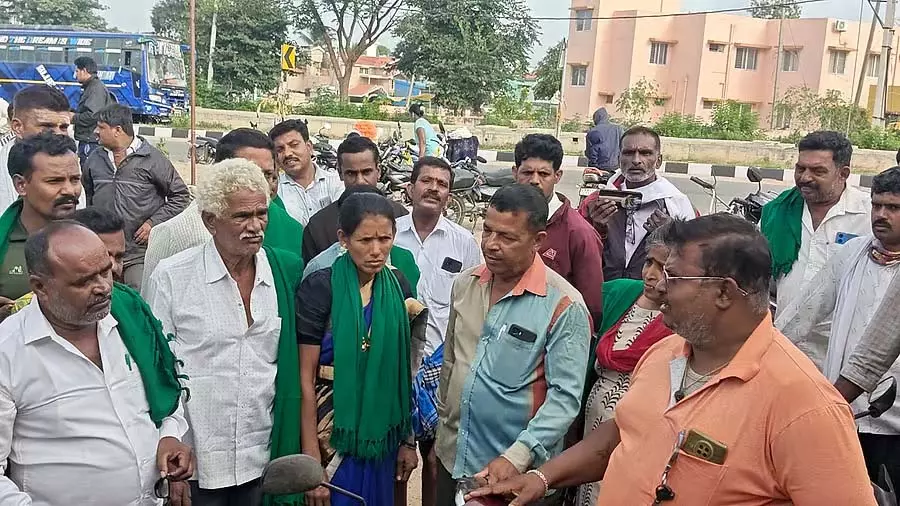 Huliyaru: सब्जी मंडी में टैरिफ विवाद Huliyaru: सब्जी मंडी में टैरिफ विवाद