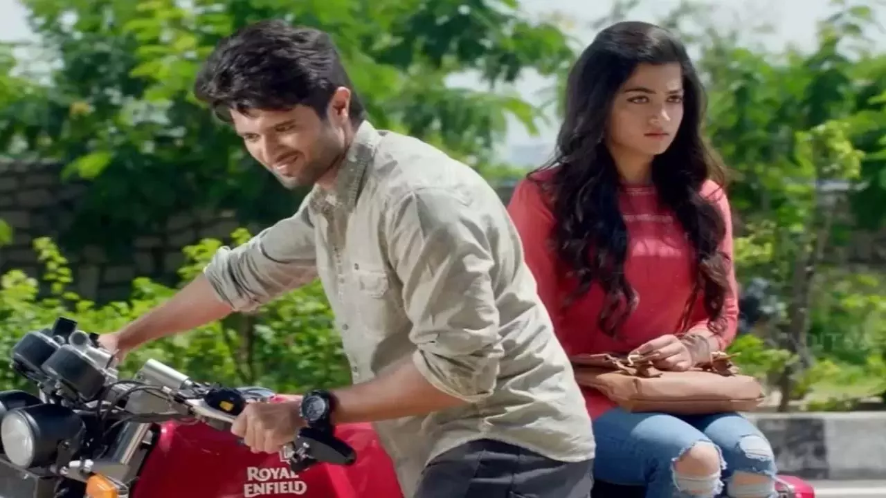 जब Rashmika Mandanna ने विजय देवरकोंडा के साथ डेटिंग की खबरें बंद कर दीं जब Rashmika Mandanna ने विजय देवरकोंडा के साथ डेटिंग की खबरें बंद कर दीं