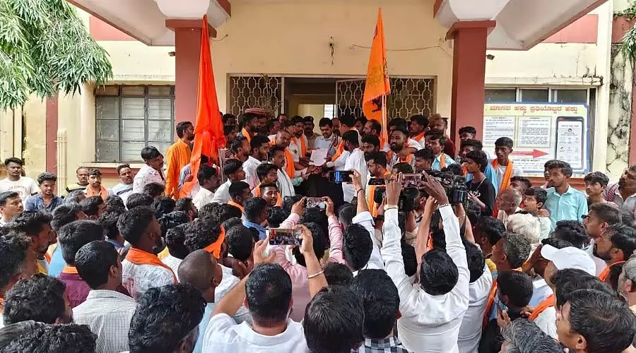 Karnataka : हिंदू युवक पर हमले के आरोपी मुस्लिम नेताओं की गिरफ्तारी की मांग Karnataka : हिंदू युवक पर हमले के आरोपी मुस्लिम नेताओं की गिरफ्तारी की मांग