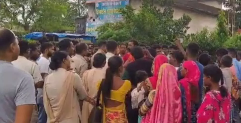 शव के साथ एंबुलेंस में बैठे युवक की हुई संदिग्ध मौत शव के साथ एंबुलेंस में बैठे युवक की हुई संदिग्ध मौत