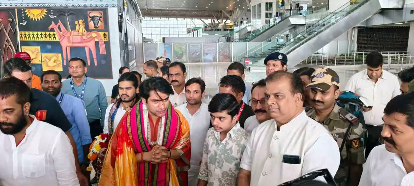 पंडित धीरेन्द्र शास्त्री रायपुर पहुंचे, ललित जैसिंघ ने किया स्वागत पंडित धीरेन्द्र शास्त्री रायपुर पहुंचे, ललित जैसिंघ ने किया स्वागत