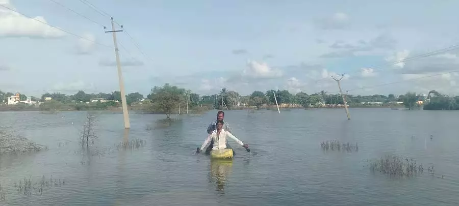 Karnataka : कट्टिसांगवी नदी पर बना पुल बाढ़ से मुक्त नहीं Karnataka : कट्टिसांगवी नदी पर बना पुल बाढ़ से मुक्त नहीं