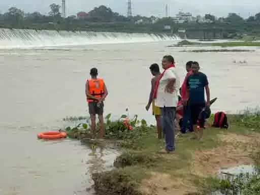 एनीकेट डैम में पिकनिक मनाने के दौरान डूब रहा था बड़ा भाई, बचाने उतरे छोटा भाई लापता एनीकेट डैम में पिकनिक मनाने के दौरान डूब रहा था बड़ा भाई, बचाने उतरे छोटा भाई लापता