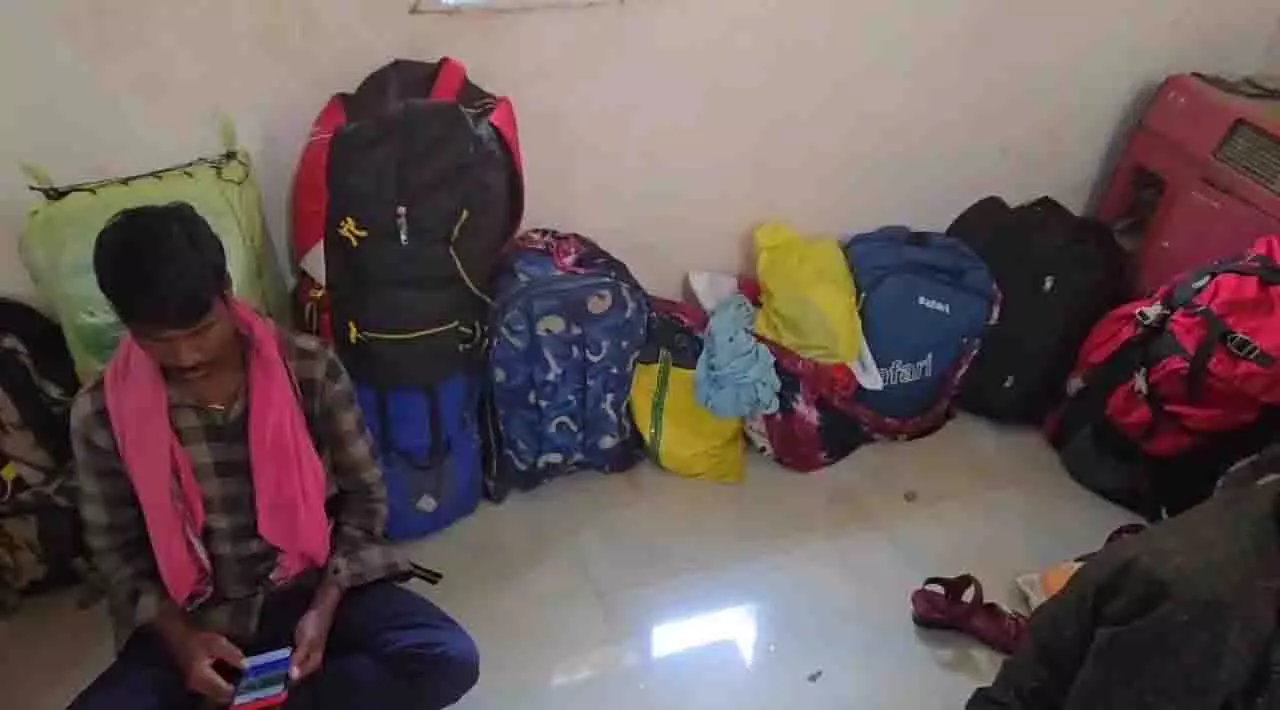 Odisha: श्रम तस्करी रैकेट का भंडाफोड़, 55 लोग बचाए गए Odisha: श्रम तस्करी रैकेट का भंडाफोड़, 55 लोग बचाए गए