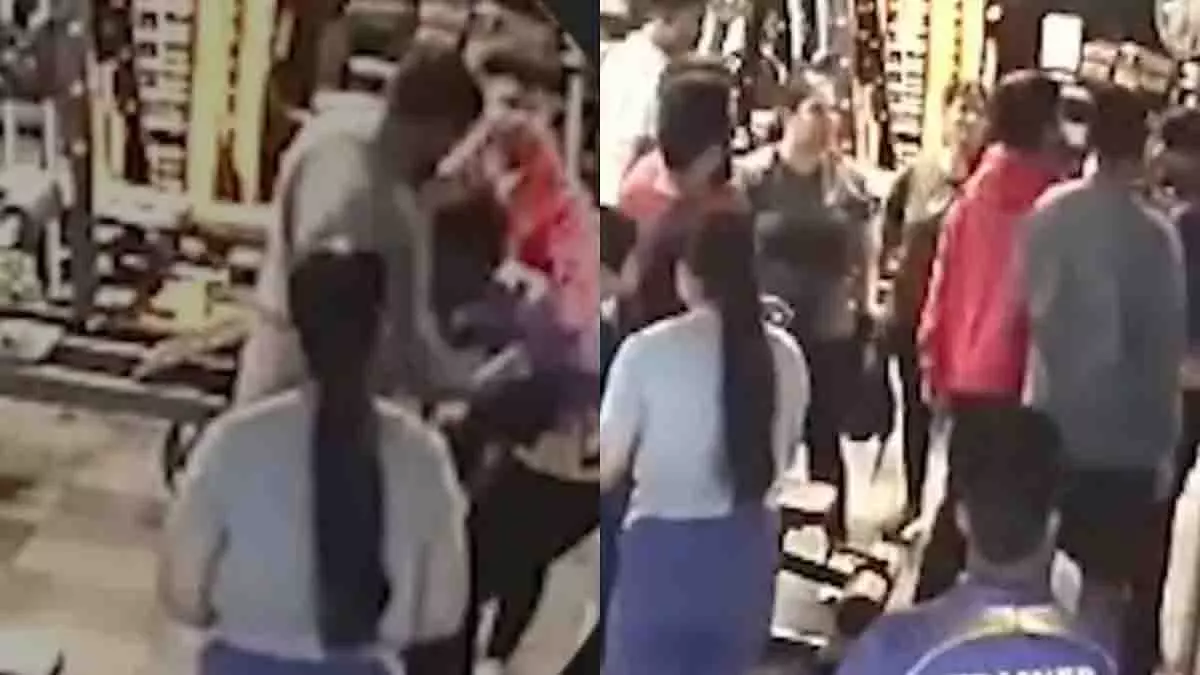 Bengaluru: संदेश भेजने पर महिला ग्राहक के परिवार ने ट्रेनर को पीटा Bengaluru: संदेश भेजने पर महिला ग्राहक के परिवार ने ट्रेनर को पीटा