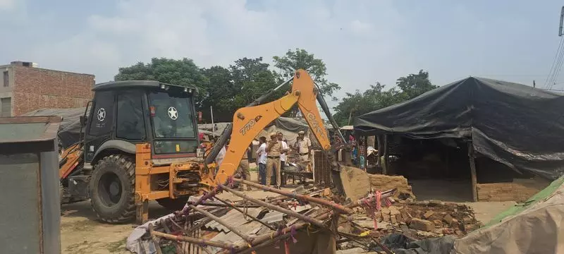 Sirsa में 35 साल पुरानी झुग्गी बस्ती ढहाई गई, परिवारों को बेदखल किया गया Sirsa में 35 साल पुरानी झुग्गी बस्ती ढहाई गई, परिवारों को बेदखल किया गया