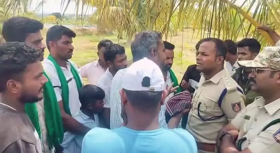 Gundlupet : वन अधिकारियों के खिलाफ किसानों का गुस्सा Gundlupet : वन अधिकारियों के खिलाफ किसानों का गुस्सा