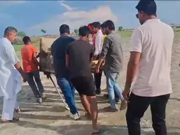 Farrukhabad: समाजसेवी ने पर्यावरण को ध्यान में रखकर किया प्रतिमाओं का भू-विसर्जन Farrukhabad: समाजसेवी ने पर्यावरण को ध्यान में रखकर किया प्रतिमाओं का भू-विसर्जन