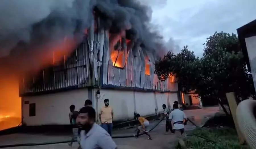 अपशिष्ट निपटान इकाई में आग: मशीनरी और उपकरण जलकर राख हो गए अपशिष्ट निपटान इकाई में आग: मशीनरी और उपकरण जलकर राख हो गए