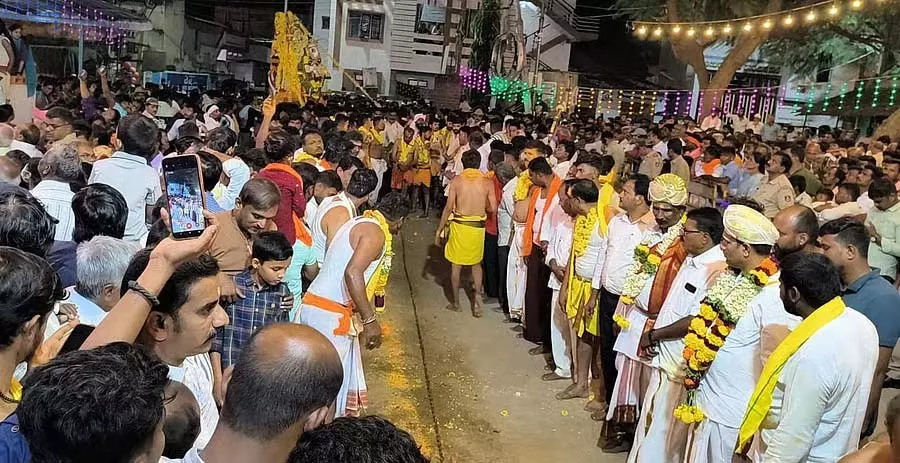 तीन-चौथाई मील तक श्रृंखला टूटी; वर्षा-फसलें अच्छी तीन-चौथाई मील तक श्रृंखला टूटी; वर्षा-फसलें अच्छी