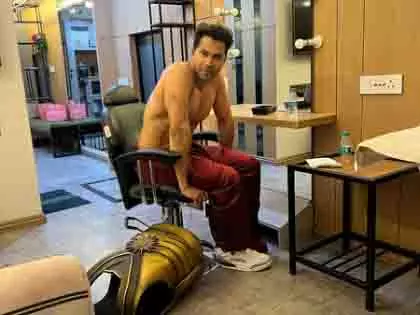 वरुण धवन ने शेयर की सनी संस्कारी की तुलसी कुमारी की BTS तस्वीरें वरुण धवन ने शेयर की सनी संस्कारी की तुलसी कुमारी की BTS तस्वीरें