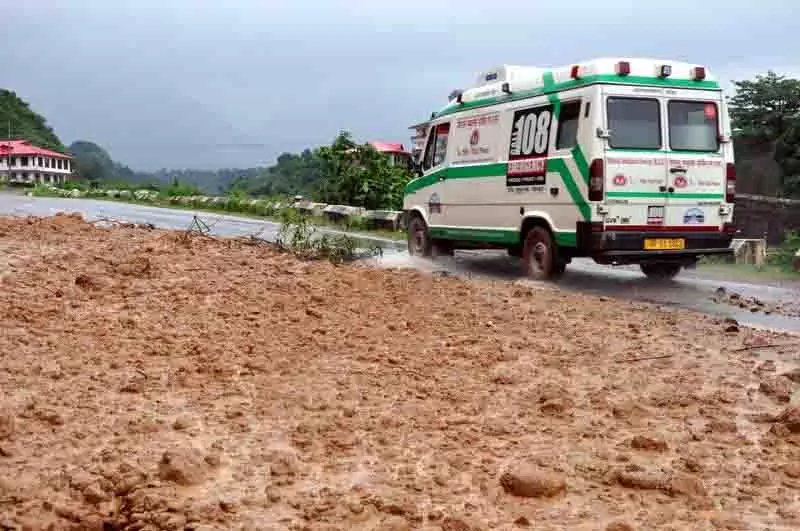 Hamirpur में एम्बुलेंस सेवा प्रदाता के खिलाफ कर्मचारियों का प्रदर्शन Hamirpur में एम्बुलेंस सेवा प्रदाता के खिलाफ कर्मचारियों का प्रदर्शन