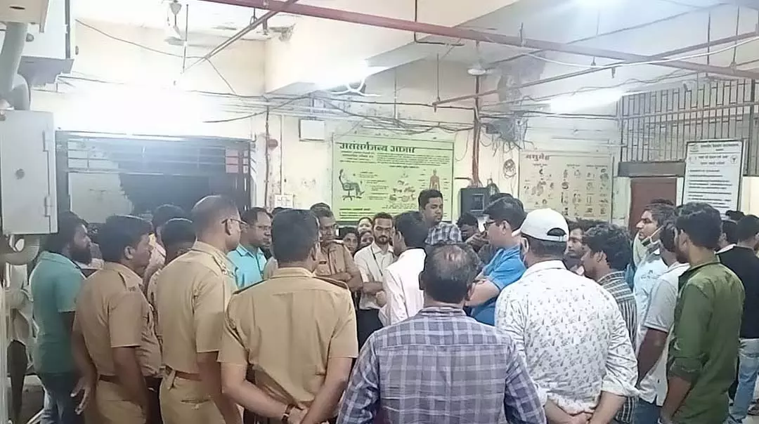 Jalgaon : अस्पताल के वार्ड में भीड़ न लगाने के लिए रिश्तेदारों से कहने पर डॉक्टर की बेरहमी से पिटाई Jalgaon : अस्पताल के वार्ड में भीड़ न लगाने के लिए रिश्तेदारों से कहने पर डॉक्टर की बेरहमी से पिटाई