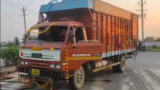 Shahbad डेयरी में 40 लोगों को ले जा रहा ट्रक पलटने से एक की मौत, 14 घायल Shahbad डेयरी में 40 लोगों को ले जा रहा ट्रक पलटने से एक की मौत, 14 घायल