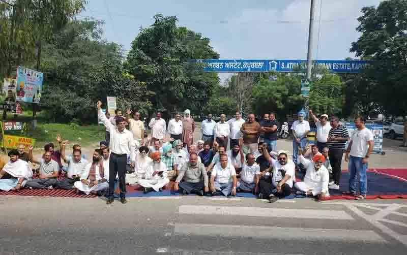 Kapurthala अर्बन एस्टेट के निवासियों ने नागरिक समस्याओं को लेकर किया प्रदर्शन, कार्रवाई की मांग Kapurthala अर्बन एस्टेट के निवासियों ने नागरिक समस्याओं को लेकर किया प्रदर्शन, कार्रवाई की मांग