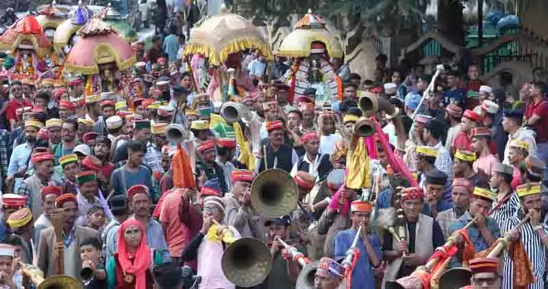 Kullu दशहरा, भगवान नरसिंह की पारंपरिक ‘जलेब’ शोभायात्रा ने भक्तों को मंत्रमुग्ध कर दिया Kullu दशहरा, भगवान नरसिंह की पारंपरिक ‘जलेब’ शोभायात्रा ने भक्तों को मंत्रमुग्ध कर दिया