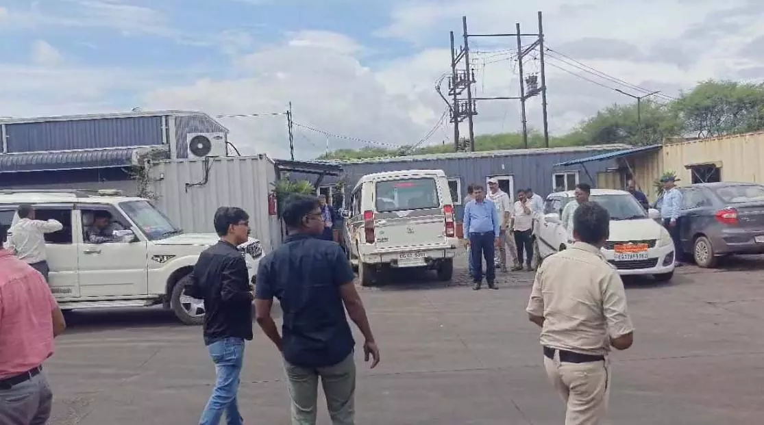 बाल श्रमिक मिले, महिलाओं से 12 घंटे काम, ठेकेदार तिवारी पर श्रम कानून उल्लंघन का आरोप बाल श्रमिक मिले, महिलाओं से 12 घंटे काम, ठेकेदार तिवारी पर श्रम कानून उल्लंघन का आरोप