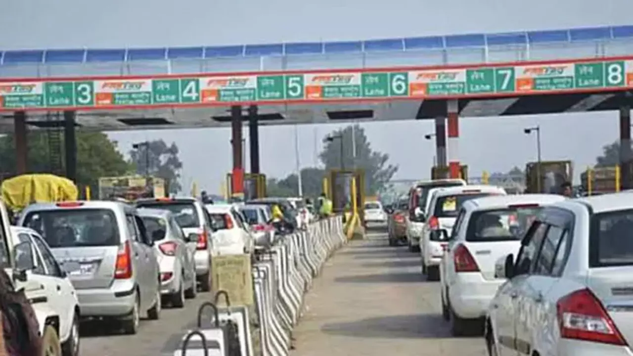 Hisar: नियमों के खिलाफ दो टोल प्लाज़ा चलने का आरोप, हिसार संघर्ष समिति Hisar: नियमों के खिलाफ दो टोल प्लाज़ा चलने का आरोप, हिसार संघर्ष समिति