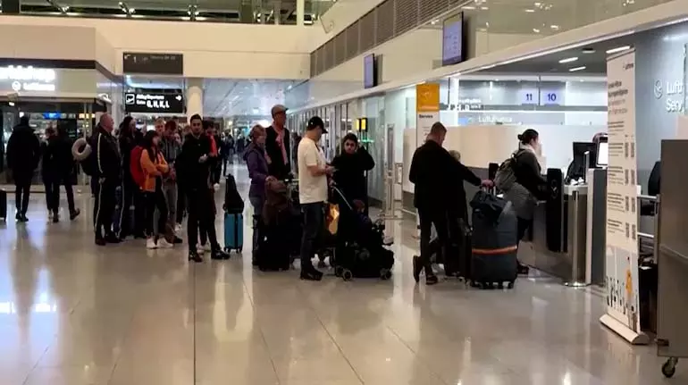ड्रोन की आशंका के बाद Munich हवाई अड्डे पर उड़ानें फिर से शुरू, देरी की आशंका ड्रोन की आशंका के बाद Munich हवाई अड्डे पर उड़ानें फिर से शुरू, देरी की आशंका