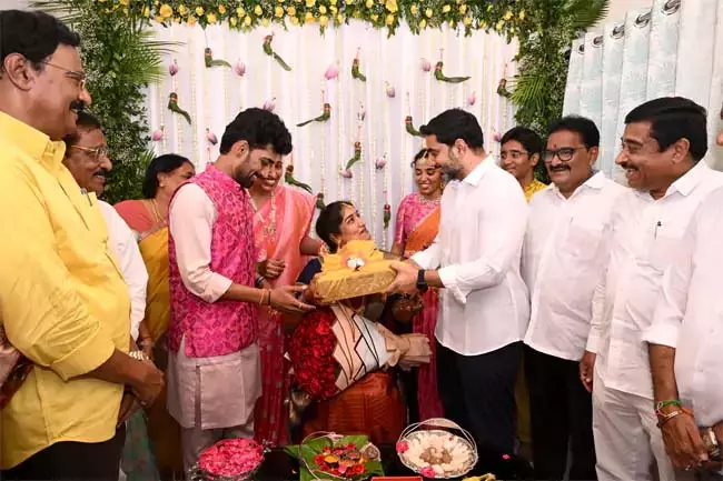 शादी का निमंत्रण में आगमन से प्रशंसक के घर खुशी : Nara Lokesh शादी का निमंत्रण में आगमन से प्रशंसक के घर खुशी : Nara Lokesh