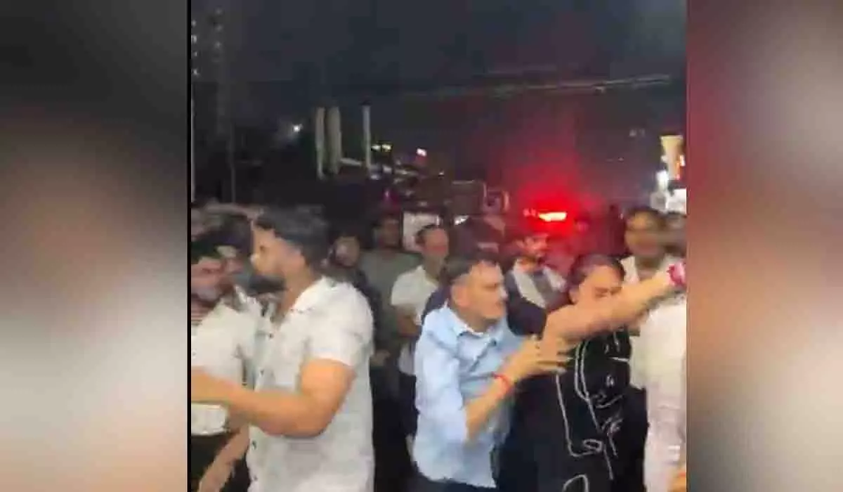 Greater Noida: विवाद के बीच महिला पर सुरक्षा गार्डों ने किया हिंसक हमला Greater Noida: विवाद के बीच महिला पर सुरक्षा गार्डों ने किया हिंसक हमला