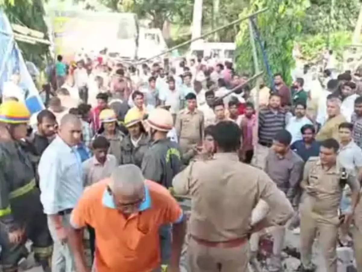 कोचिंग सेंटर में भीषण विस्फोट, अफरा-तफरी का बना माहौल कोचिंग सेंटर में भीषण विस्फोट, अफरा-तफरी का बना माहौल