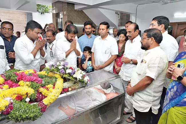 Telangana : मुख्यमंत्री ने दामोदर रेड्डी के पार्थिव शरीर पर श्रद्धांजलि अर्पित की Telangana : मुख्यमंत्री ने दामोदर रेड्डी के पार्थिव शरीर पर श्रद्धांजलि अर्पित की