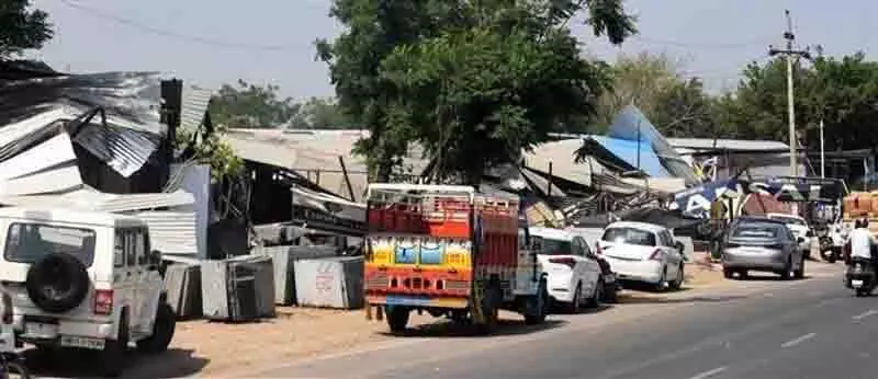 Chandigarh की आखिरी झुग्गी बस्ती ढहाई गई, ‘अवैध’ धनास मार्बल मार्केट पर ध्यान केंद्रित किया Chandigarh की आखिरी झुग्गी बस्ती ढहाई गई, ‘अवैध’ धनास मार्बल मार्केट पर ध्यान केंद्रित किया