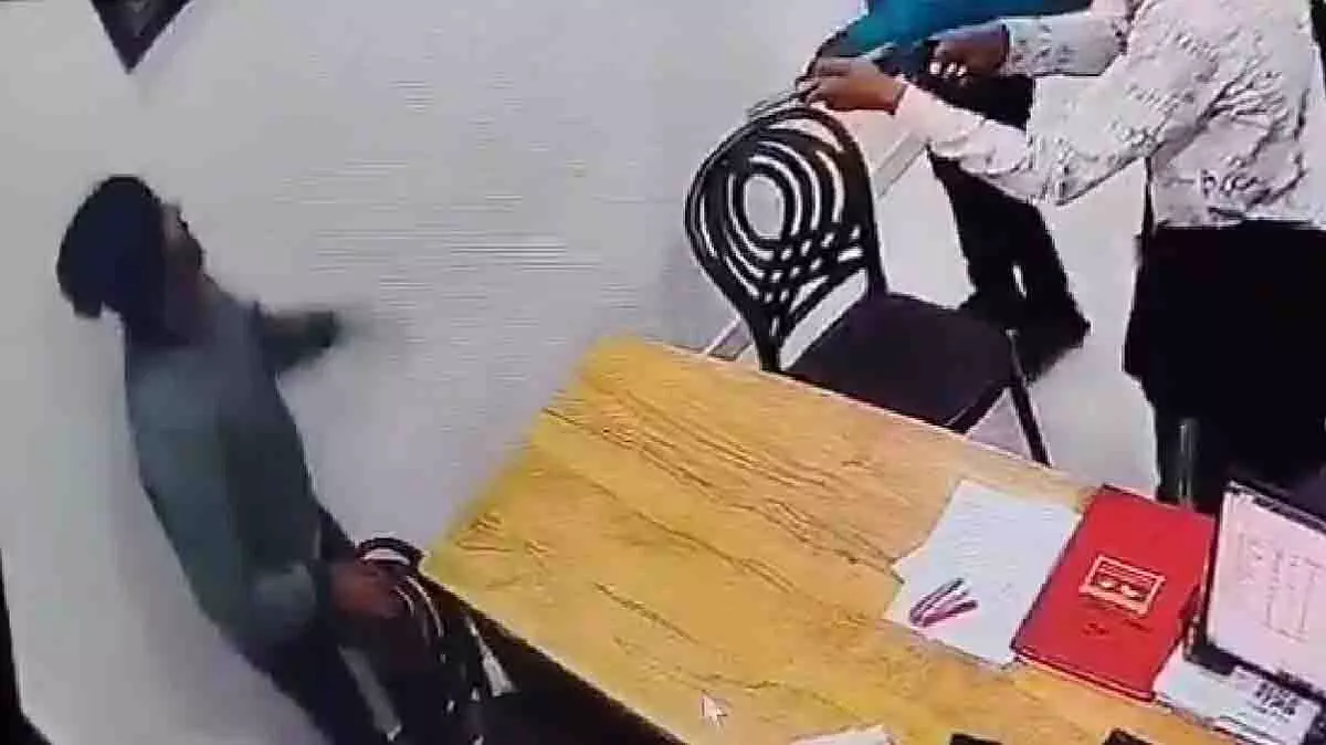 Pune: अंबेगांव तालुका में चार लोगों ने बंदूक की नोक पर पेट्रोल पंप लूटा Pune: अंबेगांव तालुका में चार लोगों ने बंदूक की नोक पर पेट्रोल पंप लूटा
