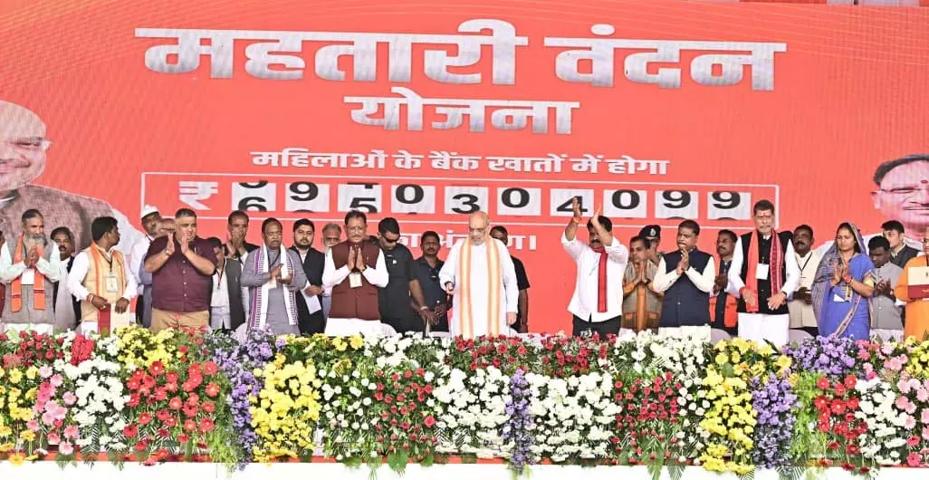 माई दंतेश्वरी की धरती से केंद्रीय गृहमंत्री अमित शाह ने दी महतारी वंदन की सौगात माई दंतेश्वरी की धरती से केंद्रीय गृहमंत्री अमित शाह ने दी महतारी वंदन की सौगात