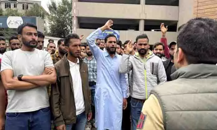 F&ES नौकरी के इच्छुक उम्मीदवारों ने श्रीनगर में विरोध प्रदर्शन किया F&ES नौकरी के इच्छुक उम्मीदवारों ने श्रीनगर में विरोध प्रदर्शन किया