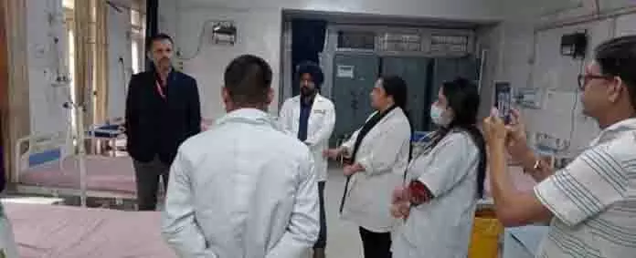 DHS जम्मू ने CHC बटोटे में स्वास्थ्य सुविधाओं की समीक्षा की DHS जम्मू ने CHC बटोटे में स्वास्थ्य सुविधाओं की समीक्षा की