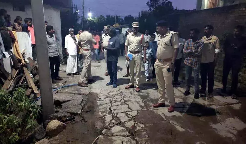 स्थानीय लोगों ने बाइक चोर पर पेट्रोल डालकर आग लगा दी स्थानीय लोगों ने बाइक चोर पर पेट्रोल डालकर आग लगा दी