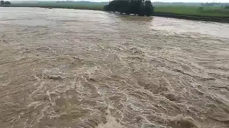 शिलावती और केथिया नदियाँ खतरे के स्तर से ऊपर निकल गईं, घाटल-चंद्रकोना में बाढ़ का खतरा शिलावती और केथिया नदियाँ खतरे के स्तर से ऊपर निकल गईं, घाटल-चंद्रकोना में बाढ़ का खतरा