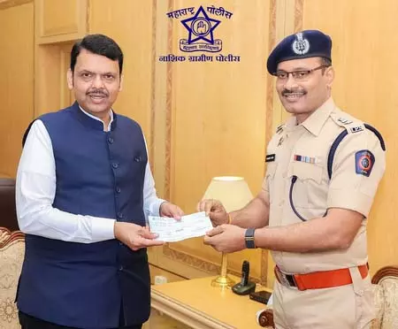 बाढ़ पीड़ितों के लिए आगे आई नासिक पुलिस, मुख्यमंत्री सहायता निधि में 5 लाख रुपए का योगदान बाढ़ पीड़ितों के लिए आगे आई नासिक पुलिस, मुख्यमंत्री सहायता निधि में 5 लाख रुपए का योगदान