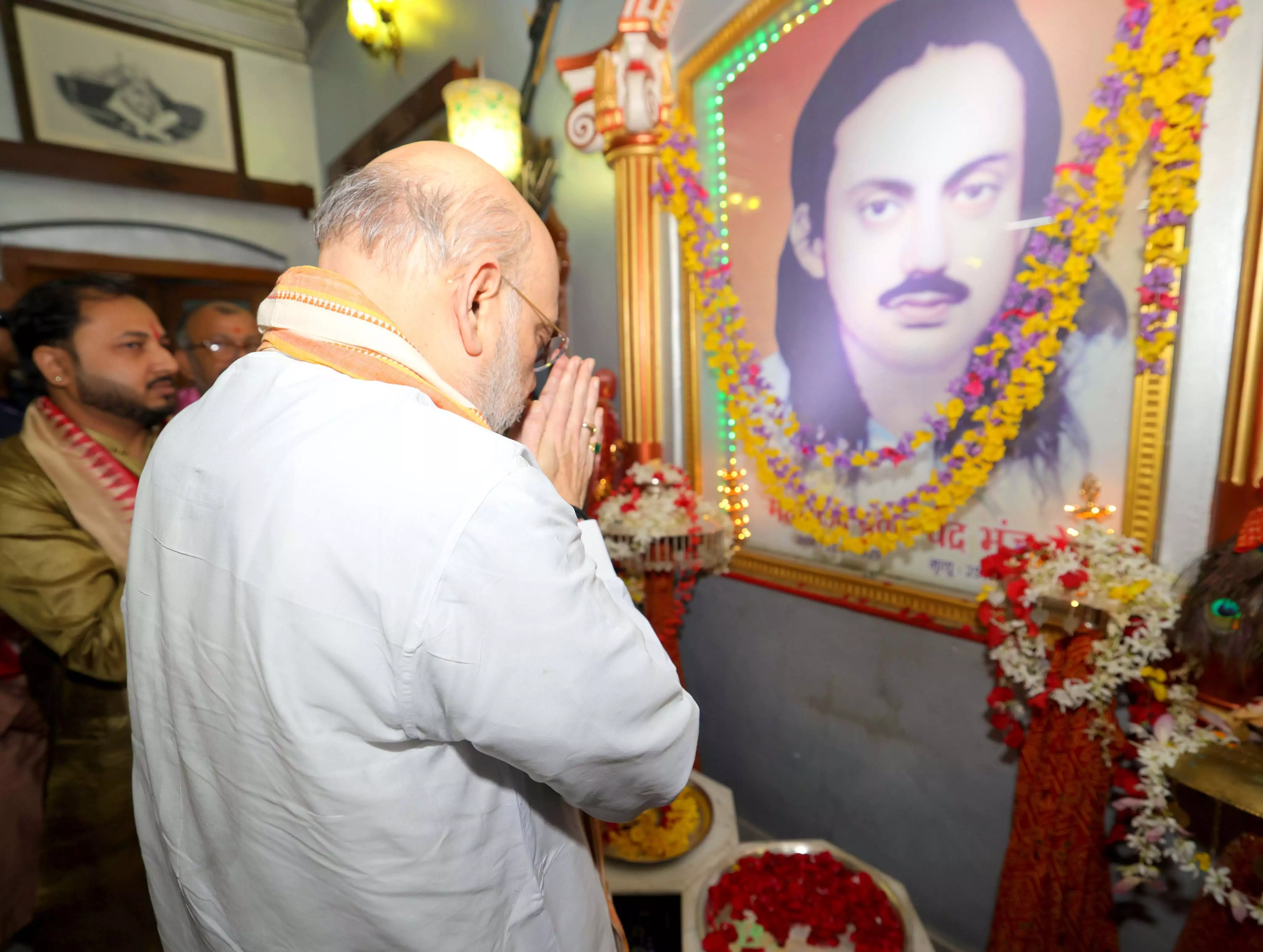 केंद्रीय गृहमंत्री अमित शाह ने राजमहल में महाराज प्रवीण चंद्र भंज देव को किया नमन केंद्रीय गृहमंत्री अमित शाह ने राजमहल में महाराज प्रवीण चंद्र भंज देव को किया नमन