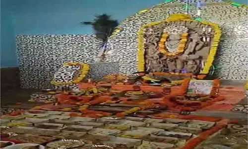 Guna: खेत जोतते समय मिली 2,000 साल पुरानी भगवान विष्णु की मूर्ति Guna: खेत जोतते समय मिली 2,000 साल पुरानी भगवान विष्णु की मूर्ति