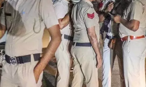 छापेमारी करने पहुंची पुलिस टीम ने की मारपीट, पिस्टल तानने का भी आरोप छापेमारी करने पहुंची पुलिस टीम ने की मारपीट, पिस्टल तानने का भी आरोप